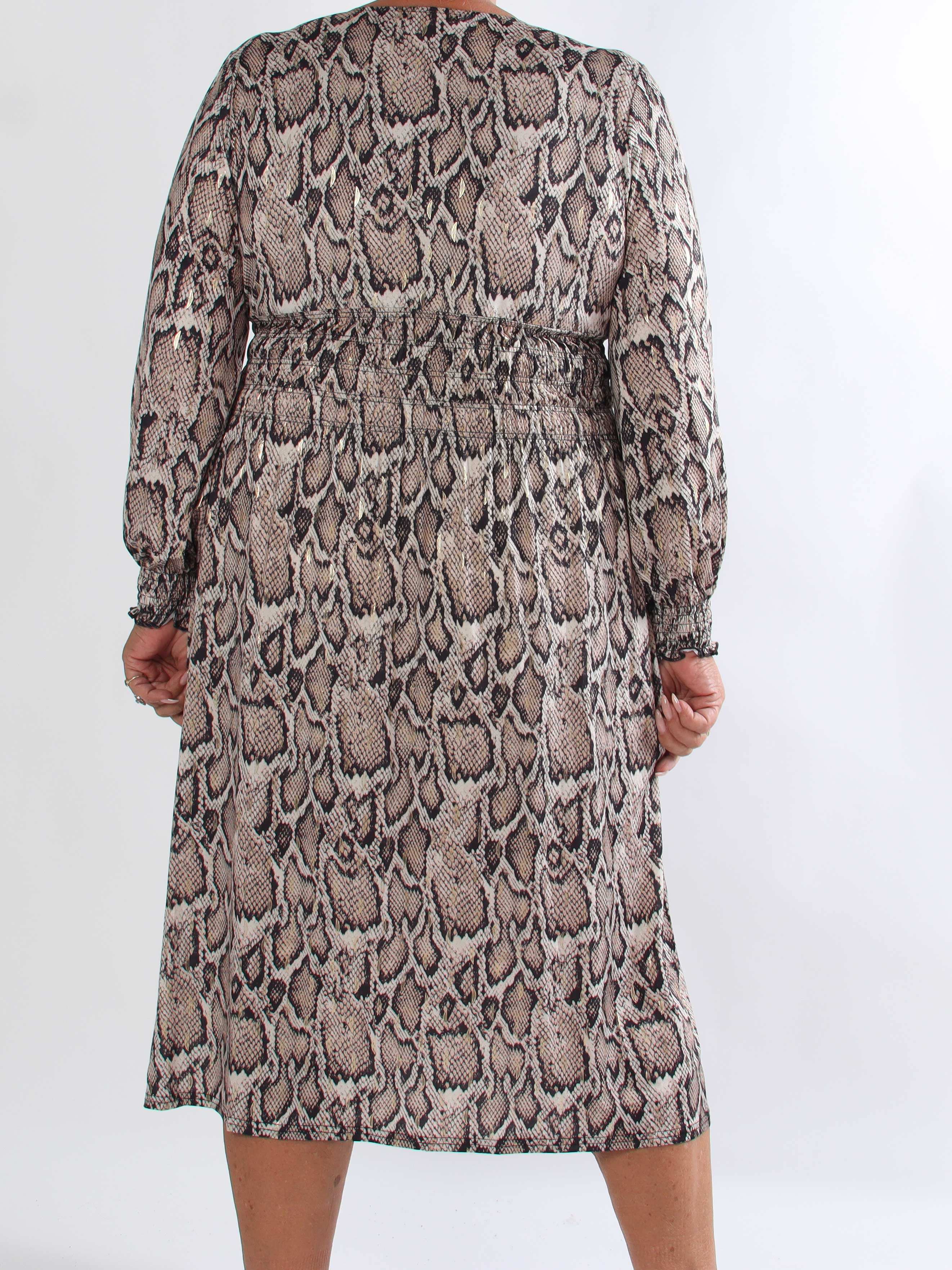 Pams Snake Midi L/S - Plus size kjole i slangeprint med elegante gulddetaljer